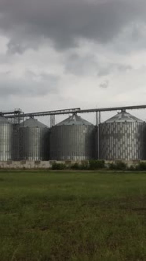 Getreideaufzug Metall-Getreidesilo in der landwirtschaftlichen Zone Landwirtschaft Lagerung für Ernte und Getreide in