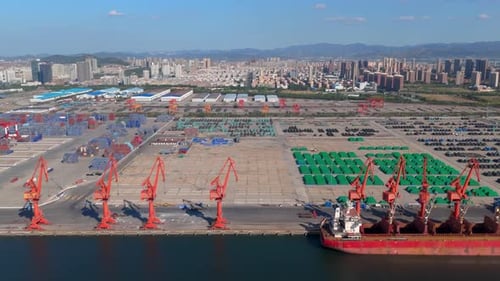 Vista superior: logística de importação e exportação de navios porta-contêineres, negócios de transporte global, porto comercial em Dee