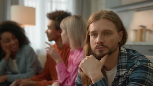 Caucasien, triste, pensive, problème troublé, homme frustré, homme introverti à la maison, séparé
