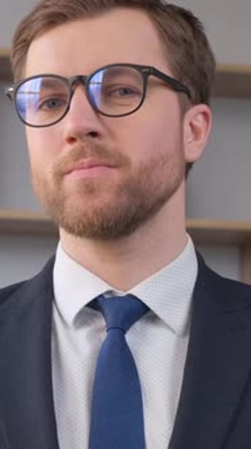 Portrait d'un homme d'affaires confiant, concept de gens d'affaires souriants, concept, vidéo verticale