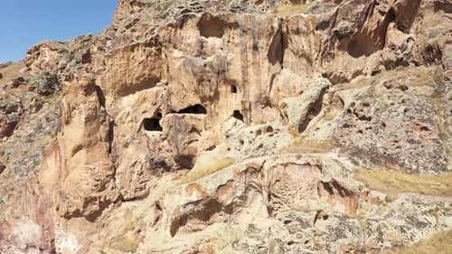 Vue aérienne de l'ancienne maison troglodyte en été 3