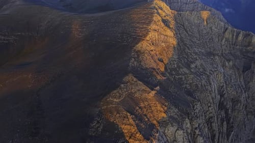 Vista aérea de los picos de las montañas rocosas, Grecia.