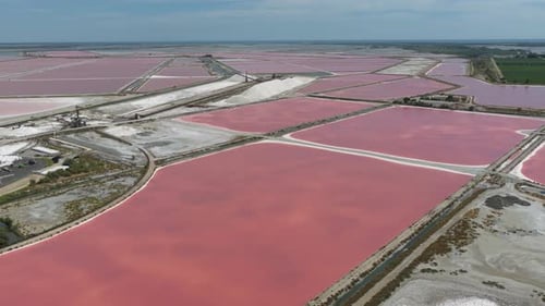 Vista aérea das salinas de Salin d'Aigues-Mortes, França.