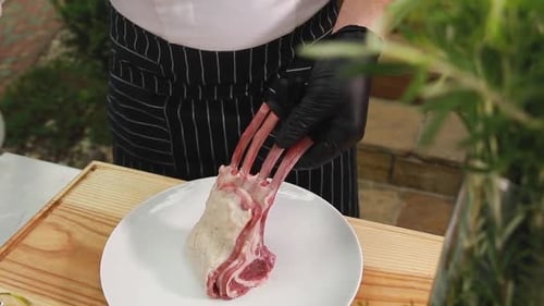 el chef prepara deliciosas carnes en el restaurante