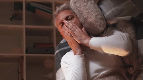 Écoulement nasal vertical, homme souffrant de grippe domestique, éternuement