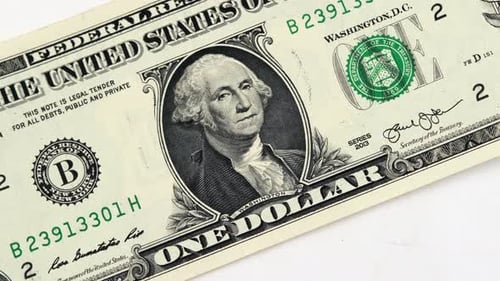 Ein-Dollar-Banknote rotiert auf weißem Hintergrund. Papiergeld, Barwährung.