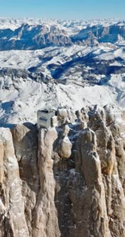 Vue aérienne par drone de la montagne Marmolada dans les Dolomites, dans le nord-est de l'Italie. Verticale