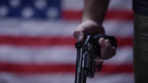Zweiter Zusatzartikel - Mann mit Waffe auf amerikanischer Flagge