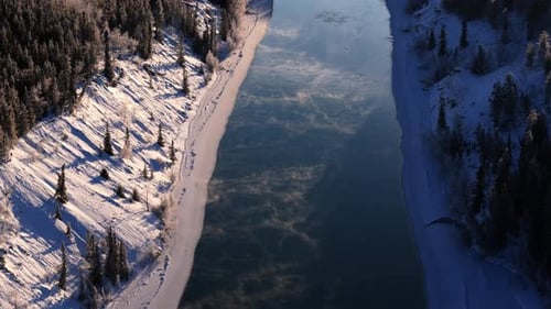 Rio Yukon durante o inverno em Lake Laberge, Yukon, Canadá. Foto aérea