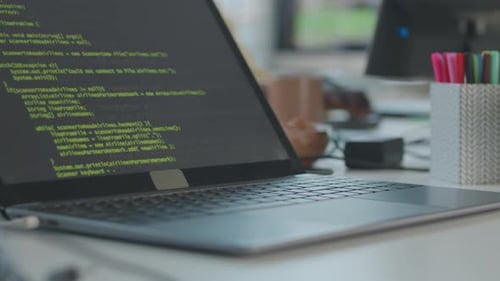 Linhas de Código HTML que aparecem na tela preta do laptop