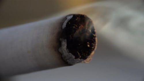 Les flammes enflamment les cigarettes, produisent des cendres et de la fumée nocives, ce qui constitue un danger pour la santé,