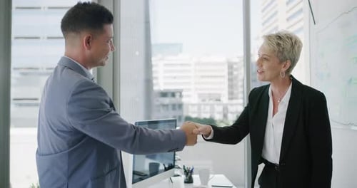 4k video footage of two businesspeople shaking hands during a meeting in an office