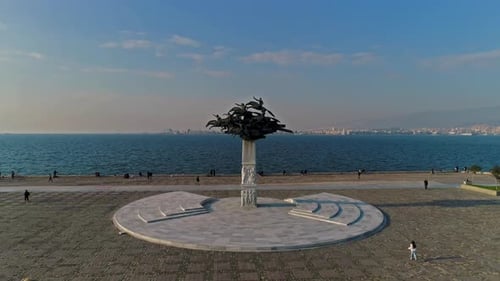 Statue de la place Izmir Alsancak Gundogdu