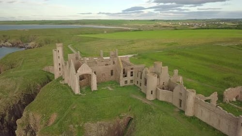 Luftaufnahme einer Slains Castle Ruine bei Sonnenaufgang, Aberdeenshire, Schottland