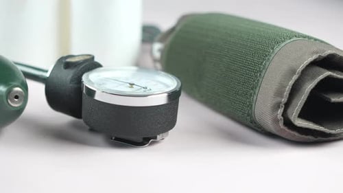 Detailaufnahme des Blutdruckmessgeräts auf dem Tisch