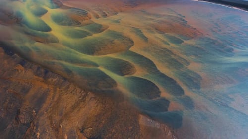 Luftaufnahme der Wasserbildung entlang der Küste im Floi Nature Reserve, Island.