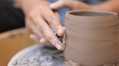 Carafe à fabriquer des potiers professionnels sur cercle