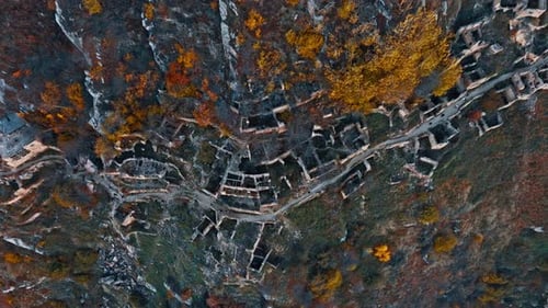 Vista aérea de belos lugares turísticos e da natureza com a montanha do Daguestão