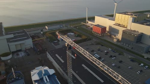 Luftaufnahme der Industriewerft bei Sonnenuntergang, Harlingen, Niederlande