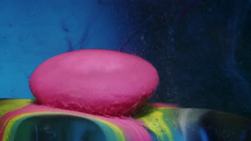 Abstraction, bonbon ou comprimé se dissout sous l'eau et se répand avec des peintures colorées.