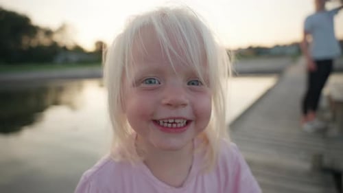 Nahaufnahme eines lächelnden jungen Mädchens auf einer Promenade