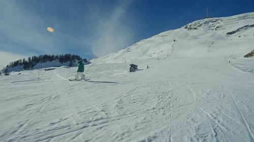 Verspieltes Snowboarder-Carving und 180 Spin auf der Piste in den Schweizer Alpen