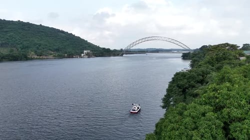 Grand panorama aérien de la Volta et du pont Adomi au Ghana