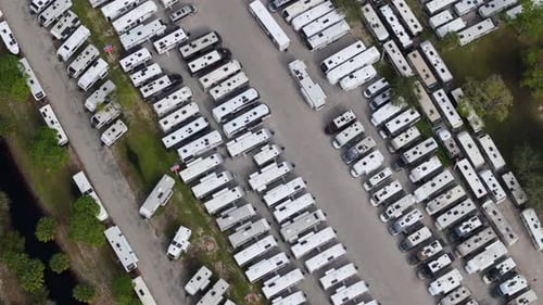 Großer Parkplatz eines lokalen Händlers mit vielen neuen zum Verkauf geparkten Wohnmobilanhängern Vertrieb von