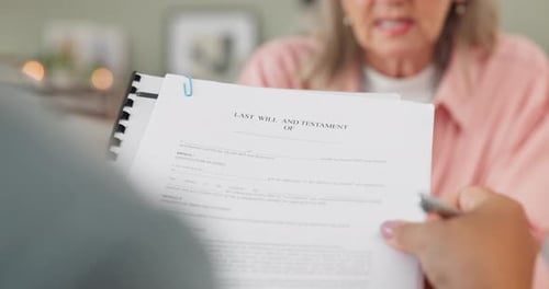 Femme mûre, discussion ou document pour la planification testamentaire, la retraite ou les funérailles