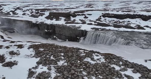 Sé testigo de la fascinante belleza de la cascada Dettifoss en Islandia, con un magnífico mou negro