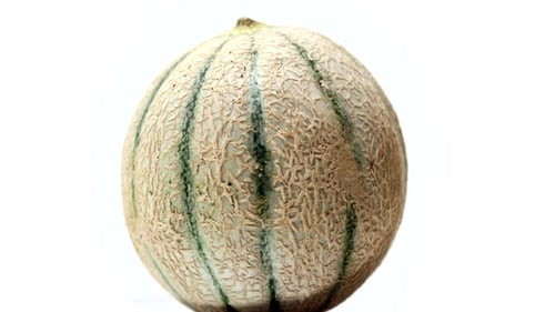 Rotation einer Melonenmelone auf weißem Hintergrund.
