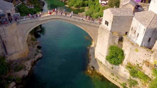 Mostar Stari Most - Ancien pont voûté sur la rivière Neretva populaire auprès des touristes en arrière-plan à Mosta