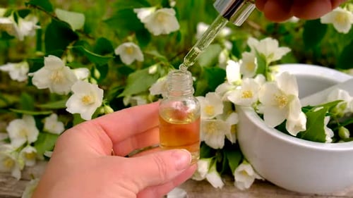 Foco seletivo de óleo essencial de jasmim e flores