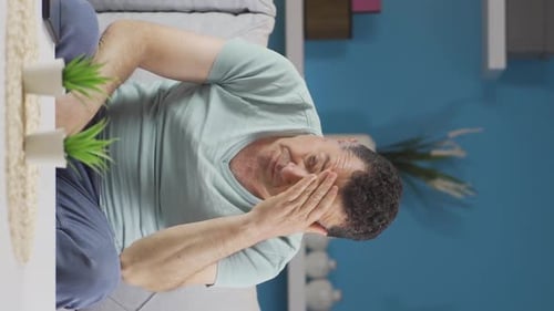 Vidéo verticale d'un vieil homme triste aux prises avec des problèmes de vie privée.