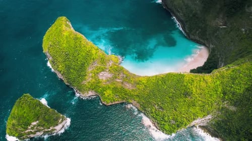 Grüne tropische Klippe Kelingking Beach mit klarem Meerwasser am paradiesischen Sandstrand von Nusa Penida.