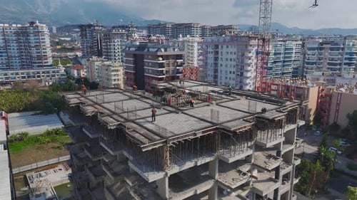 Luftvideo: Luftaufnahme einer Baustelle mit Kränen, Heben von Materialien und Handhabung von Arbeitern