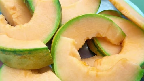 Plat tournant avec du melon musqué tranché