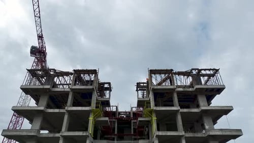 Vídeo aéreo del sitio de construcción de un gran complejo residencial