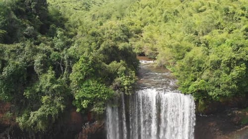 Cachoeira Tad Tayicsua no Laos, drone aéreo revelando a vista de uma atração turística popular perto de Bol
