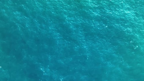 Vista aérea de un fondo de agua de mar azul. Vuelo sobre el mar.