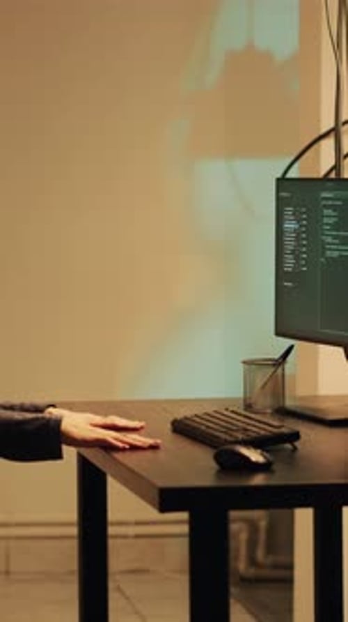 Vertikales Video: Hackerin begeht Cyberangriff auf Server-Firewall