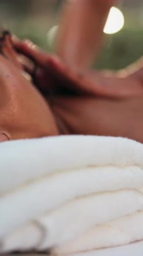 Spa, massagista e massagem para mulheres, tratamento de mãos ou pele com benefícios holísticos e hospitalidade