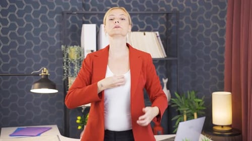 La température élevée de l'air étouffe la femme.