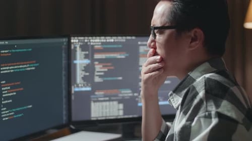 Gros plan du bâillement d'un programmeur lors de la création d'un ingénieur logiciel innovant développant une Appli, un programme
