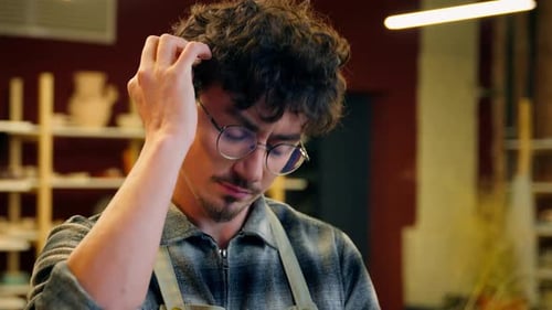 Diseñador masculino, pintor, artista, Potter, chico reflexivo, hombre pensativo, profesión creativa, pequeña empresa