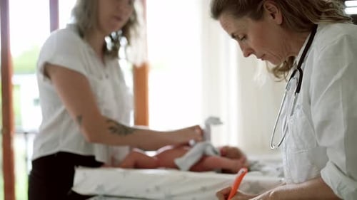 Mulher, pediatra e médica de bebês em uma clínica de bem-estar e saúde