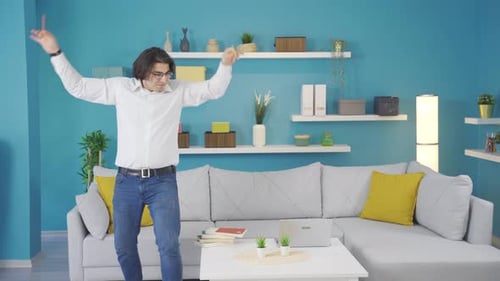 Funny guy who is into music. Fun video at home.