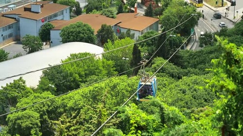 Blick auf eine fahrende Seilbahn auf dem Pierre Loti Hügel in Istanbul, Türkei. Bezirk Balat mit viel Grün