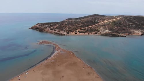 Vue aérienne : vol à reculons sur la magnifique plage de Prasonisi Kite, à Rhodes