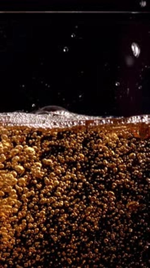 Erleben Sie die faszinierende Schönheit eines in ein Glas gegossenen Getränks in atemberaubender Zeitlupe mit 1000 Bildern pro Sekunde